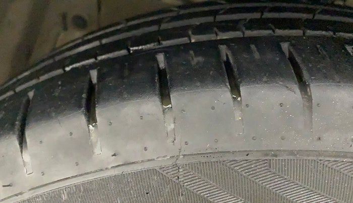 2016 Maruti Ciaz ZXI+, Petrol, Manual, 87,302 km, Left Front Tyre Tread