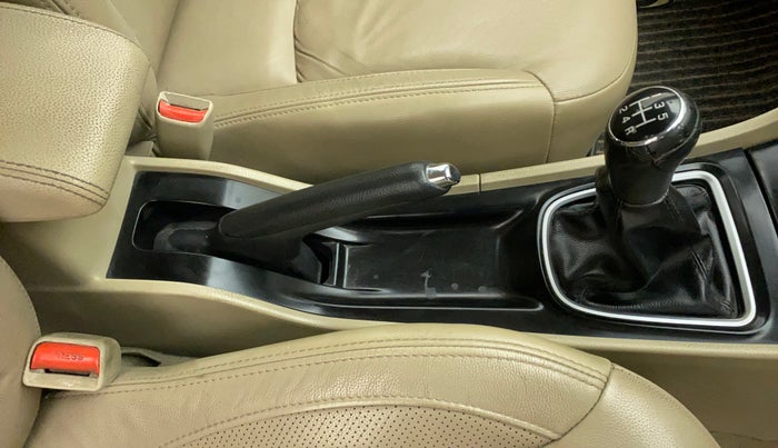2016 Maruti Ciaz ZXI+, Petrol, Manual, 87,302 km, Gear Lever