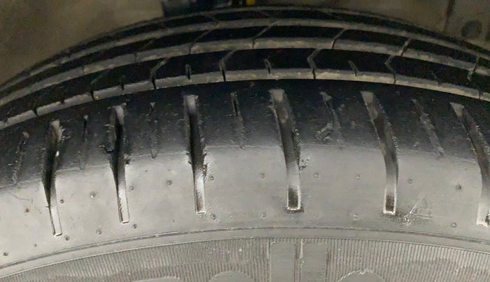 2016 Maruti Ciaz ZXI+, Petrol, Manual, 87,302 km, Right Front Tyre Tread