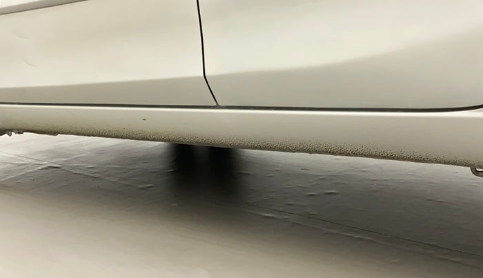 2016 Maruti Ciaz ZXI+, Petrol, Manual, 87,302 km, Left running board - Paint is slightly faded