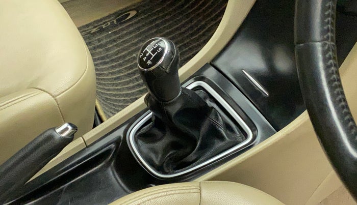 2016 Maruti Ciaz ZXI+, Petrol, Manual, 87,302 km, Gear lever - Knob cover torn