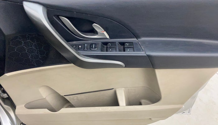 2017 Mahindra XUV500 W6 AT, Diesel, Automatic, 57,612 km, Driver Side Door Panels Control