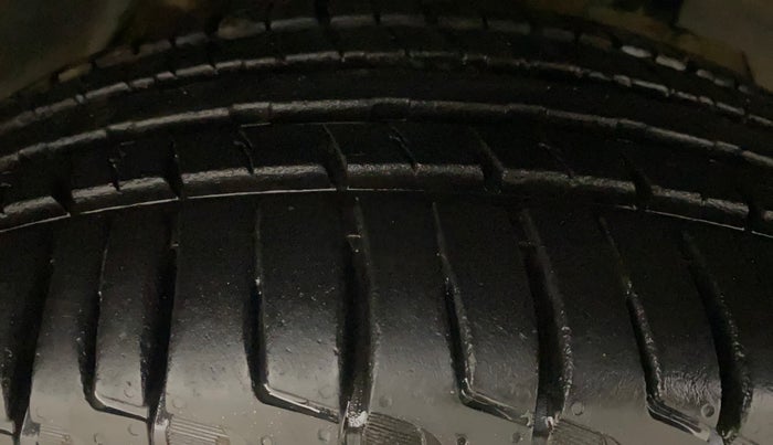 2017 Mahindra XUV500 W6 AT, Diesel, Automatic, 57,612 km, Right Front Tyre Tread