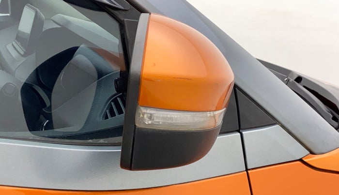 2018 Tata NEXON XZA PLUS DIESEL DUAL TONE, Diesel, Automatic, 1,10,522 km, Right rear-view mirror - Indicator light has minor damage
