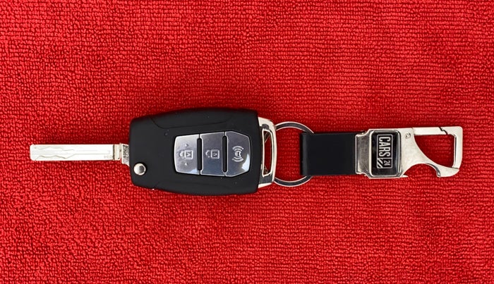 2020 Mahindra XUV300 1.2 W6 MT, Petrol, Manual, 21,466 km, Key Close Up