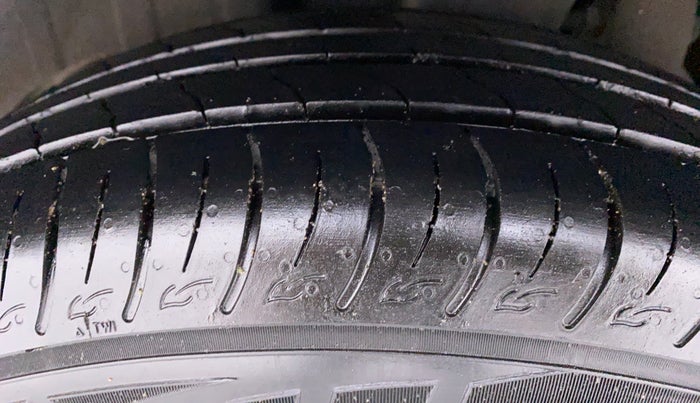 2020 Mahindra XUV300 1.2 W6 MT, Petrol, Manual, 21,466 km, Right Rear Tyre Tread