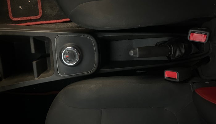 2024 Renault Kwid RXT 1.0 AMT, Petrol, Automatic, 18,999 km, Gear Lever