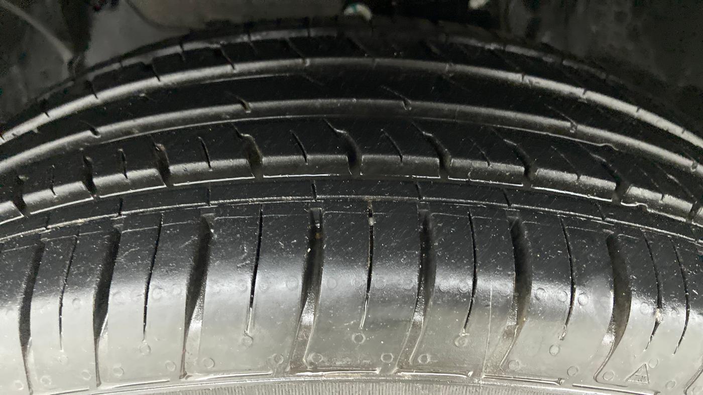 2021 Renault Duster RXZ CVT 1.3 TURBO, Petrol, Automatic, 10,333 km, Left Front Tyre Tread