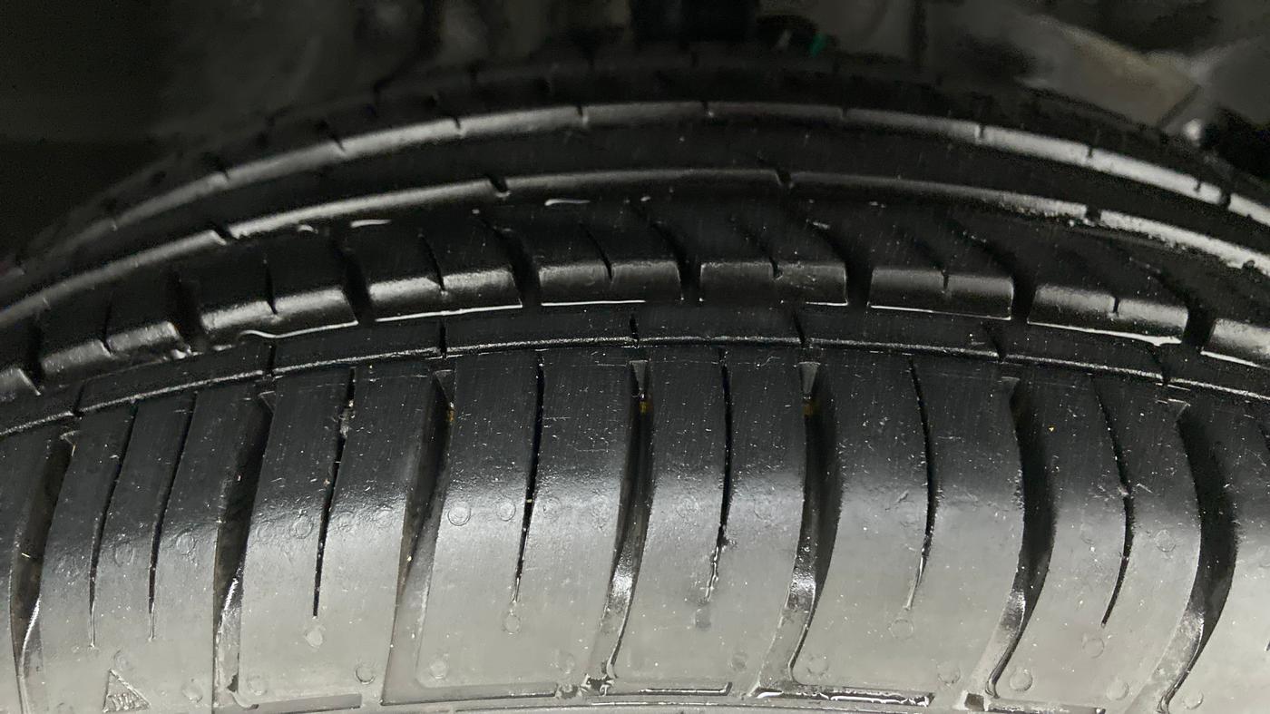 2021 Renault Duster RXZ CVT 1.3 TURBO, Petrol, Automatic, 10,333 km, Right Front Tyre Tread