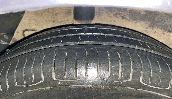 2014 Hyundai Grand i10 SPORTZ 1.2 KAPPA VTVT, Petrol, Manual, 1,00,120 km, Right Rear Tyre Tread