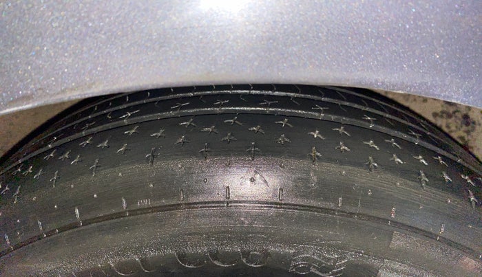 2014 Hyundai Grand i10 SPORTZ 1.2 KAPPA VTVT, Petrol, Manual, 1,00,120 km, Right Front Tyre Tread