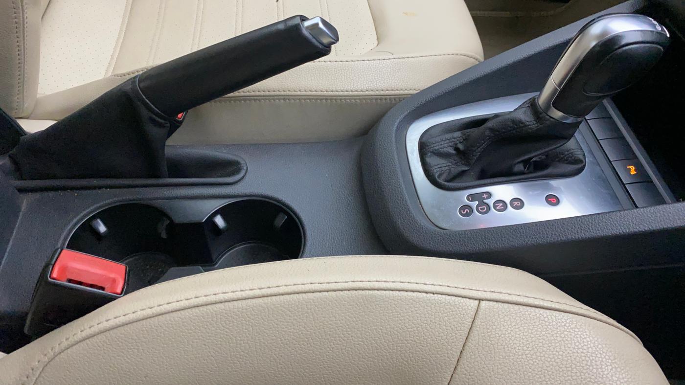 2014 Volkswagen Jetta HIGHLINE TDI AT, Diesel, Automatic, 93,358 km, Gear Lever