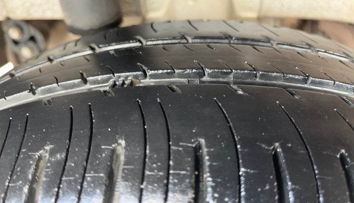 2016 Mahindra Kuv100 K2 PLUS 6 STR, Petrol, Manual, 19,783 km, Right Rear Tyre Tread