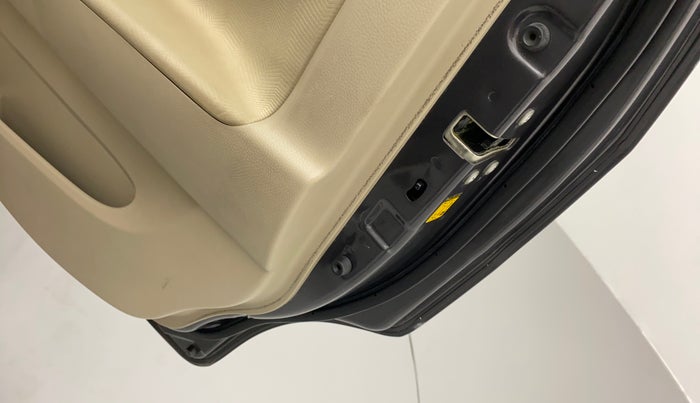 2017 Maruti Ertiga VXI, Petrol, Manual, 38,564 km, Right rear door - Door Stopper rubber missing