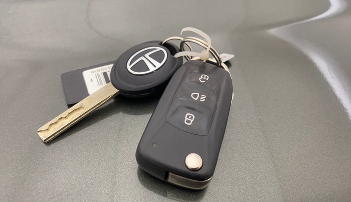 2021 Tata NEXON XM SUNROOF PETROL, Petrol, Manual, 43,865 km, Key Close Up