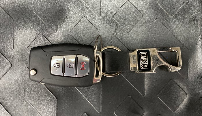 2021 Mahindra XUV300 W8 PETROL MT, Petrol, Manual, 13,426 km, Key Close Up