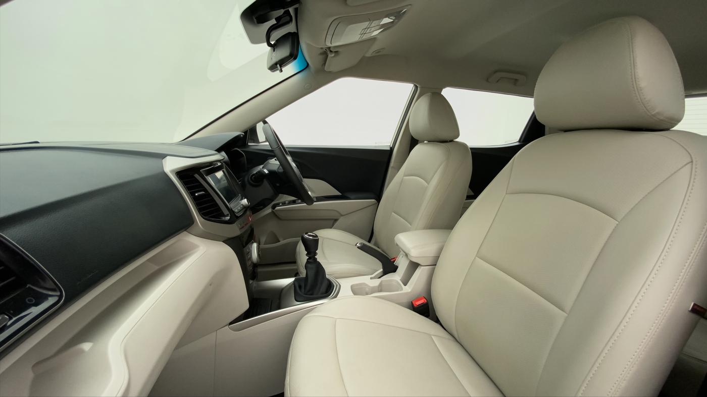 2021 Mahindra XUV300 W8 PETROL MT, Petrol, Manual, 13,426 km, Right Side Front Door Cabin