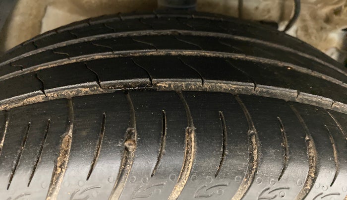 2021 Mahindra XUV300 W8 PETROL MT, Petrol, Manual, 13,426 km, Right Front Tyre Tread