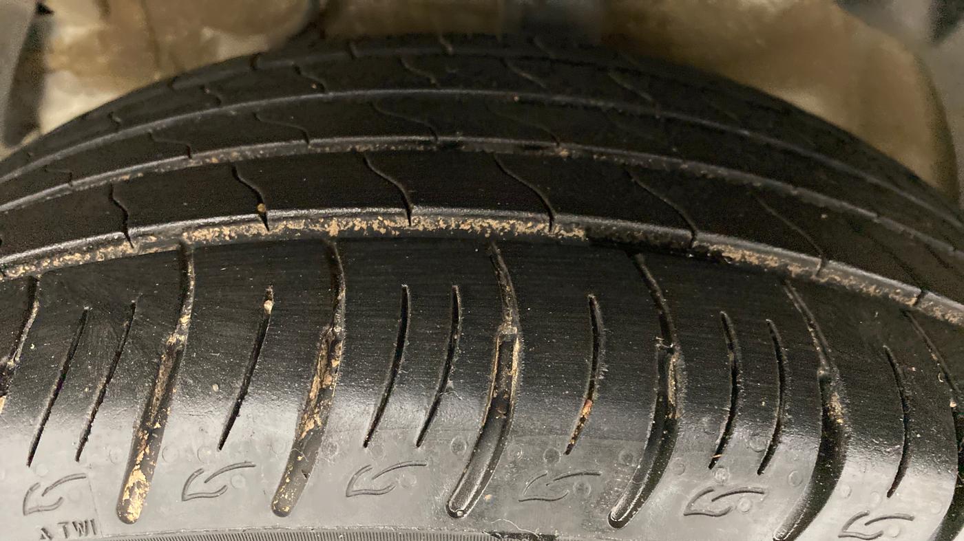 2021 Mahindra XUV300 W8 PETROL MT, Petrol, Manual, 13,426 km, Left Front Tyre Tread