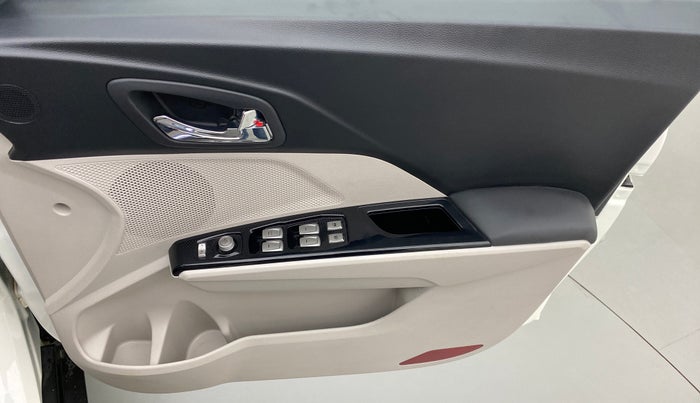2021 Mahindra XUV300 W8 PETROL MT, Petrol, Manual, 13,426 km, Driver Side Door Panels Control