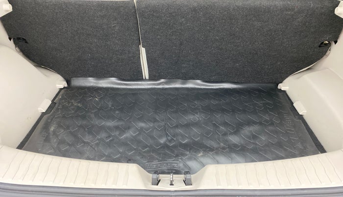 2021 Mahindra XUV300 W8 PETROL MT, Petrol, Manual, 13,426 km, Boot Inside