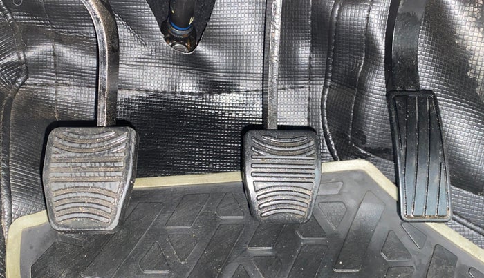 2021 Mahindra XUV300 W8 PETROL MT, Petrol, Manual, 13,426 km, Pedals