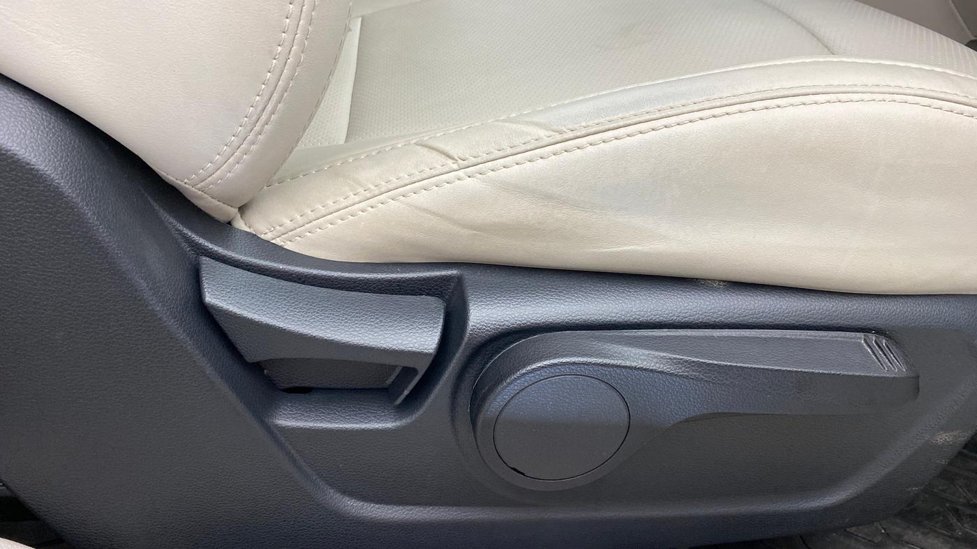 2021 Mahindra XUV300 W8 PETROL MT, Petrol, Manual, 13,426 km, Driver Side Adjustment Panel