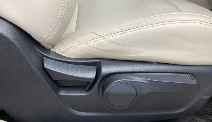 2021 Mahindra XUV300 W8 PETROL MT, Petrol, Manual, 13,426 km, Driver Side Adjustment Panel