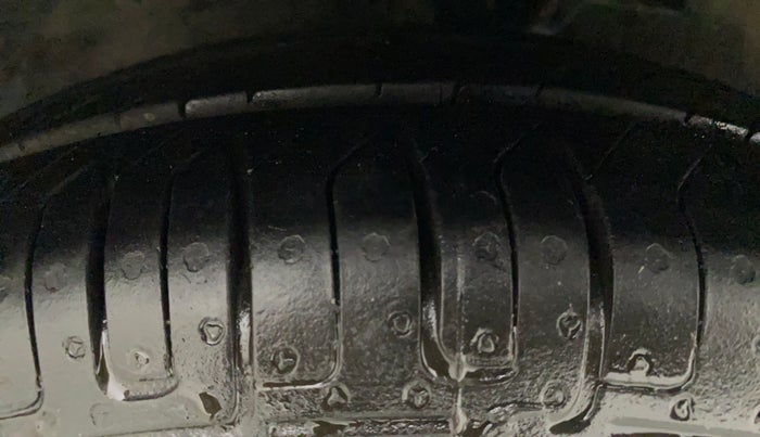 2010 Hyundai i10 MAGNA 1.2, Petrol, Manual, 23,757 km, Right Front Tyre Tread