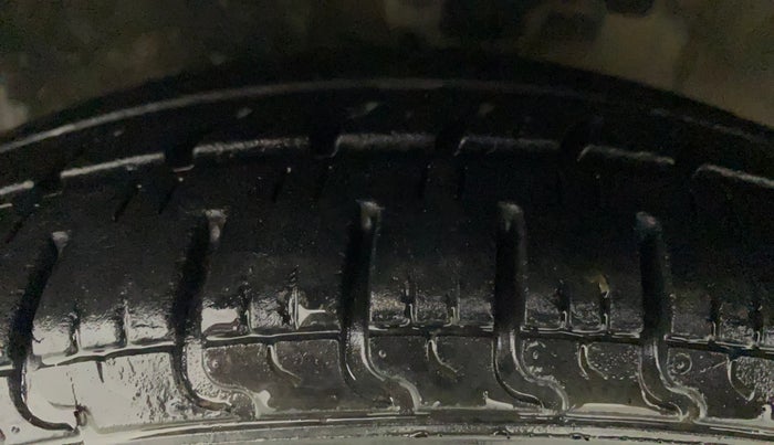 2010 Hyundai i10 MAGNA 1.2, Petrol, Manual, 23,757 km, Left Front Tyre Tread