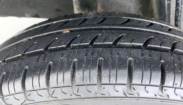 2015 Renault Kwid RXT, Petrol, Manual, 32,306 km, Right Rear Tyre Tread