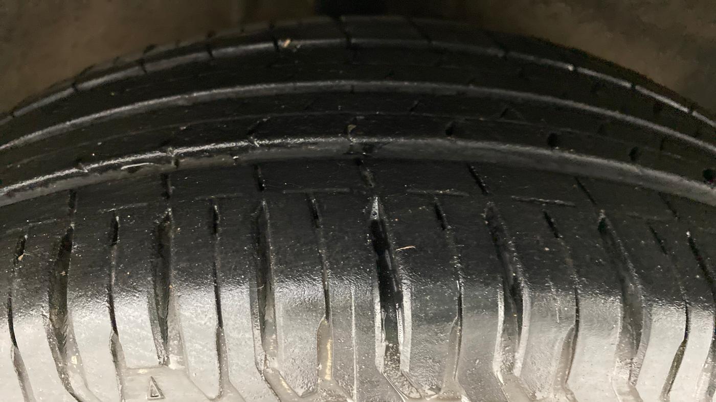 2011 Maruti Swift ZXI D, Petrol, Manual, 59,913 km, Right Front Tyre Tread
