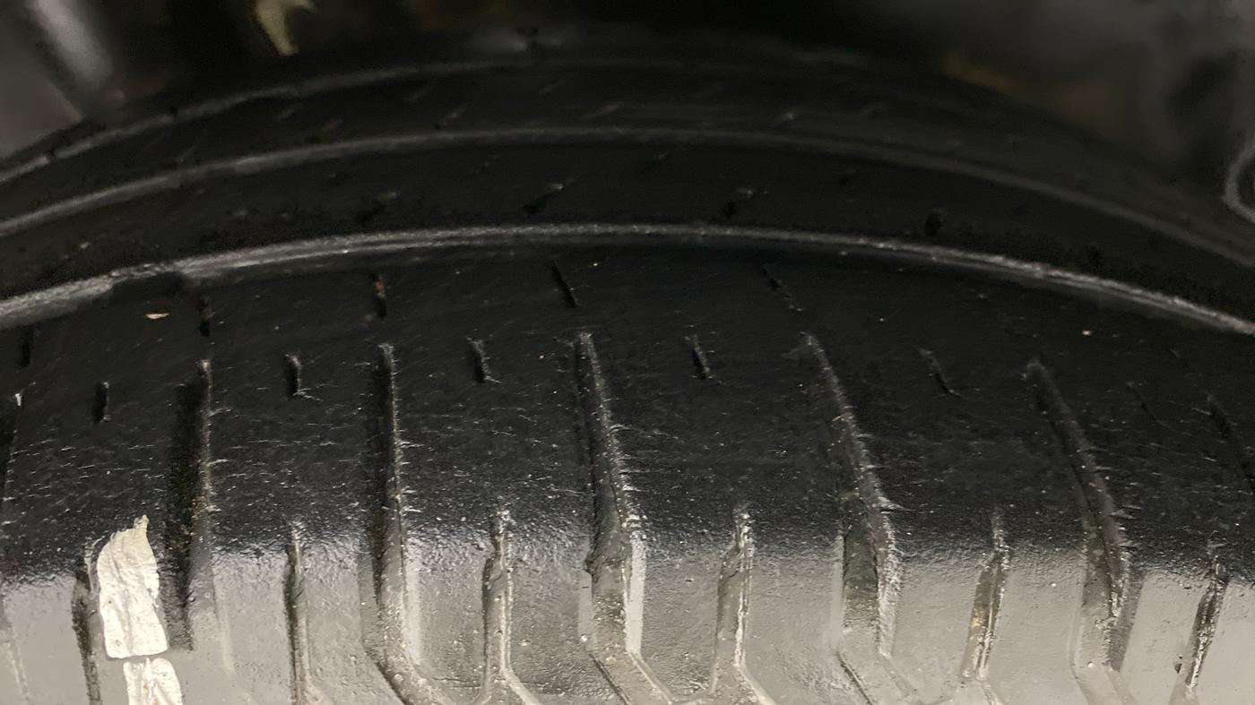 2011 Maruti Swift ZXI D, Petrol, Manual, 59,913 km, Right Rear Tyre Tread