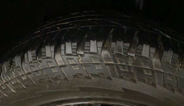 2023 Mahindra XUV700 MX P MT 5 STR, Petrol, Manual, 37,993 km, Left Rear Tyre Tread