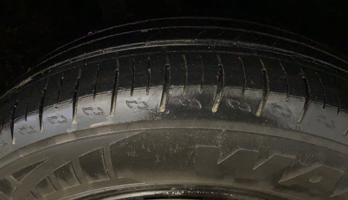 2023 Mahindra XUV700 MX P MT 5 STR, Petrol, Manual, 37,993 km, Right Front Tyre Tread