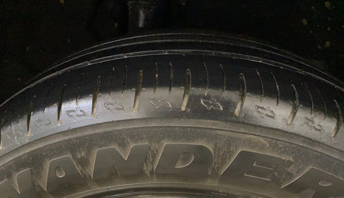 2023 Mahindra XUV700 MX P MT 5 STR, Petrol, Manual, 37,993 km, Right Rear Tyre Tread