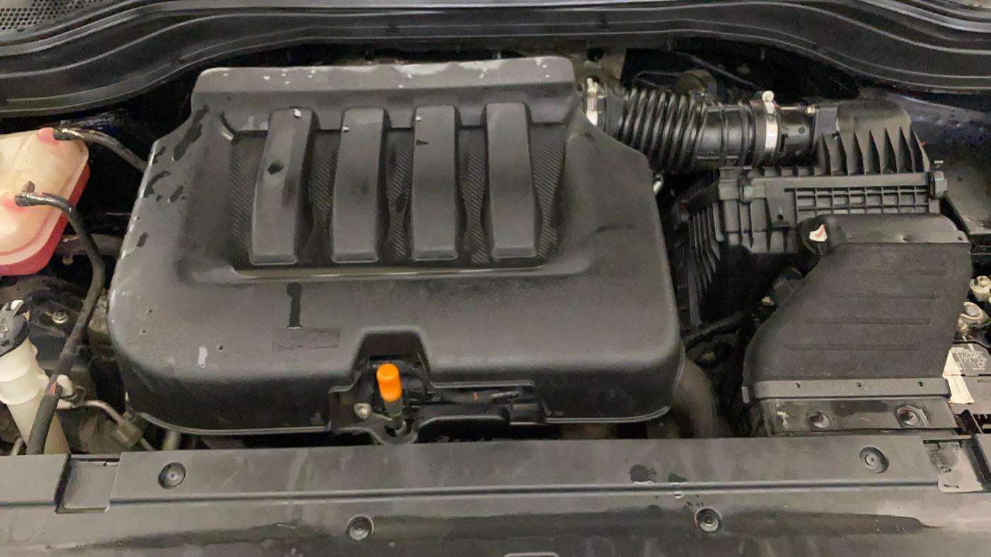 2023 Mahindra XUV700 MX P MT 5 STR, Petrol, Manual, 39,151 km, Engine View