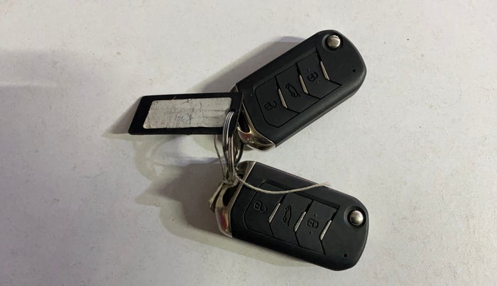 2023 Mahindra XUV700 MX P MT 5 STR, Petrol, Manual, 37,993 km, Key Close Up