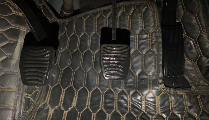 2023 Mahindra XUV700 MX P MT 5 STR, Petrol, Manual, 37,993 km, Pedals