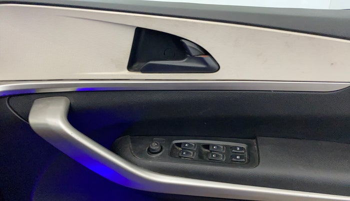 2023 Mahindra XUV700 MX P MT 5 STR, Petrol, Manual, 37,993 km, Driver Side Door Panels Control