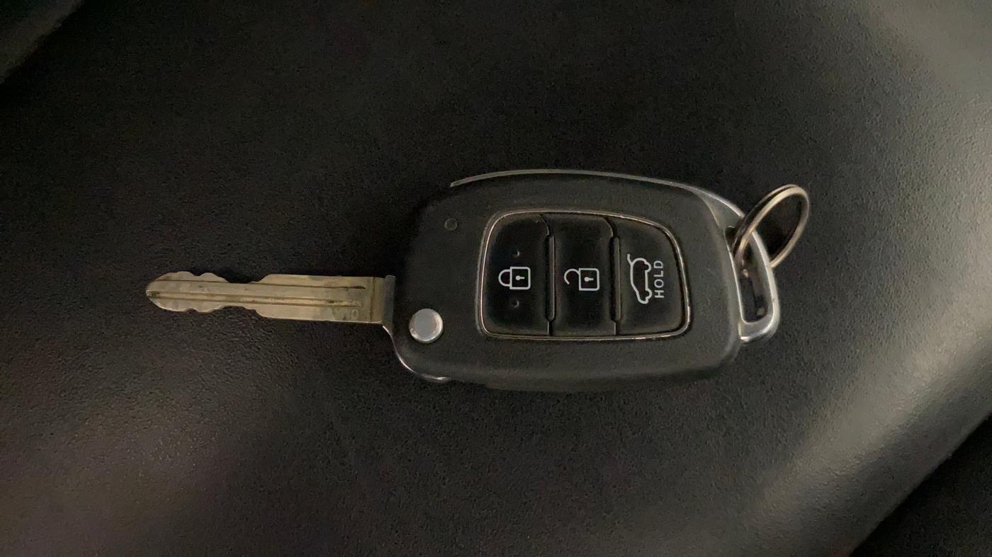 2021 Hyundai VENUE S 1.0 TURBO DCT, Petrol, Automatic, 1,29,717 km, Key Close Up