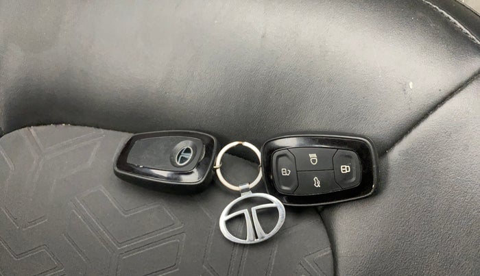 2020 Tata NEXON XZ PLUS (O) PETROL DUAL TONE, Petrol, Manual, 86,165 km, Key Close Up