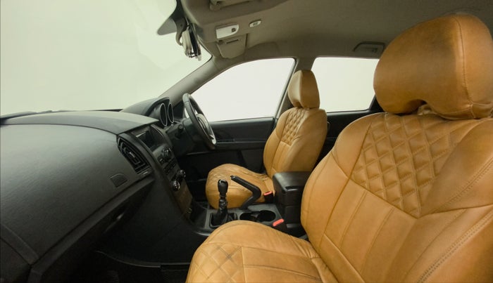 2019 Mahindra XUV500 W5, Diesel, Manual, 95,338 km, Right Side Front Door Cabin