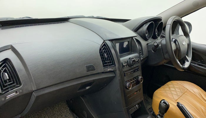 2019 Mahindra XUV500 W5, Diesel, Manual, 95,338 km, Dashboard - Minor damage