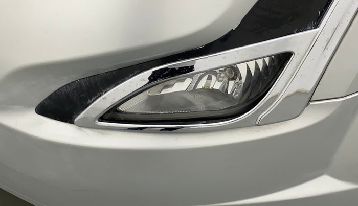 2019 Mahindra XUV500 W5, Diesel, Manual, 95,338 km, Left fog light - Not fixed properly