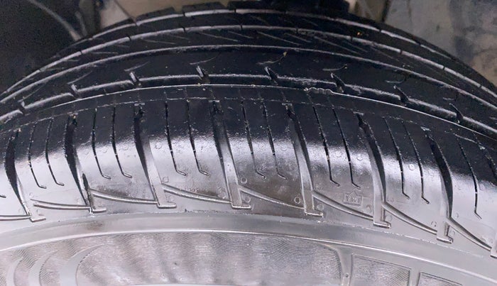 2016 Nissan Terrano XL P, Petrol, Manual, 23,824 km, Left Front Tyre Tread
