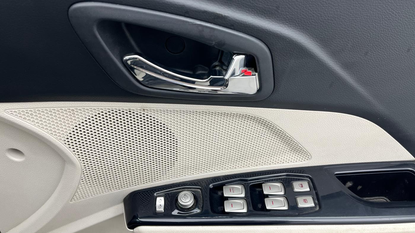 2019 Mahindra XUV300 W8 1.2 PETROL, Petrol, Manual, 55,445 km, Driver Side Door Panels Control