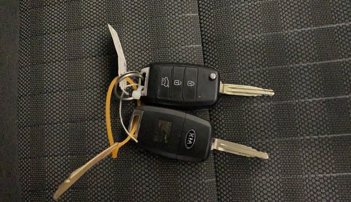 2021 KIA SONET HTK 1.2, Petrol, Manual, 84,915 km, Key Close Up