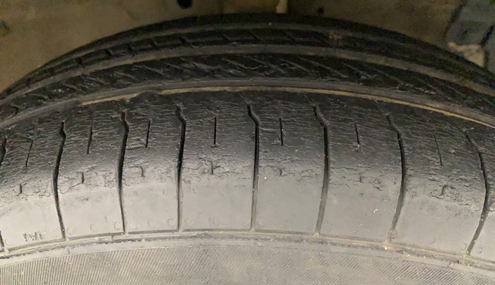 2013 Maruti Swift VDI, Diesel, Manual, 1,04,822 km, Right Front Tyre Tread