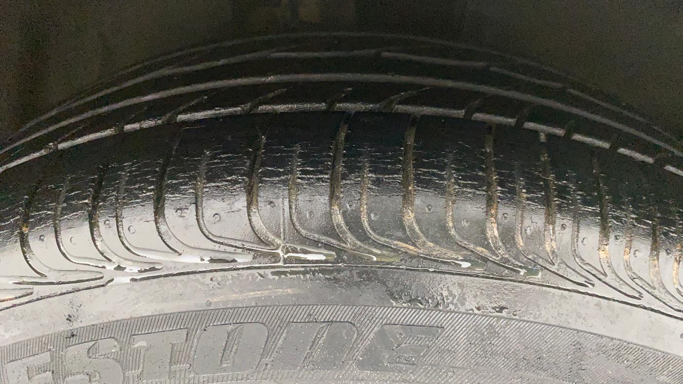 2009 Toyota Corolla Altis 1.8 G, Petrol, Manual, 25,001 km, Right Front Tyre Tread
